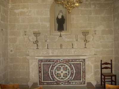 Prima che cominciassero i lavori qui era accolta una statua in cartapesta di Santa Fara, a cui la chiesa � dedicata